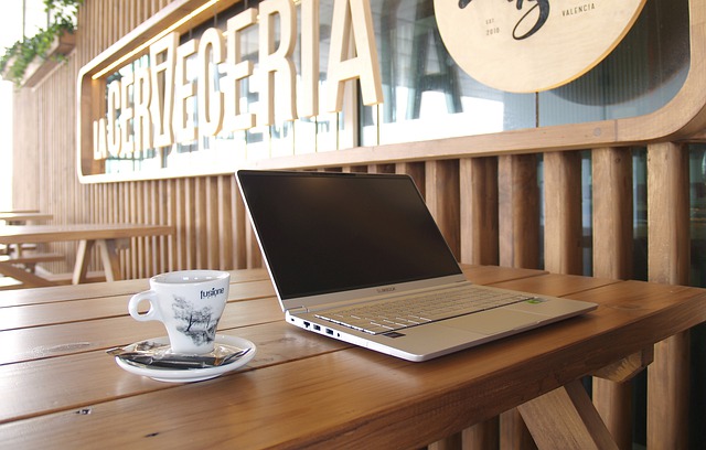 laptop v kaviarni.jpg